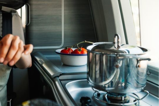 Cuisiner en van : recettes et astuces pour des repas gourmands en road trip