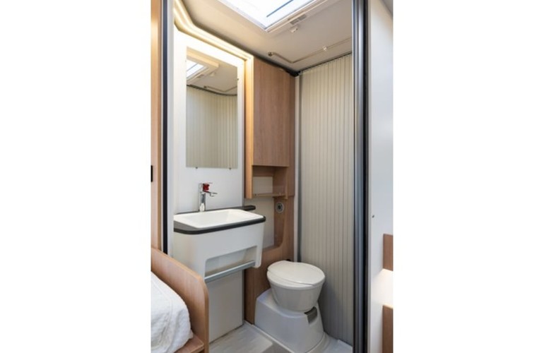 Classic Class B - 4 berth - Twin beds Photo 11