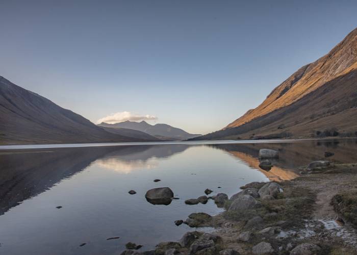 Glen Coe au lever du soleil dans les Highlands en Écosse