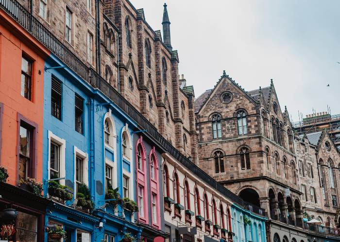 Magasin colorés de la célèbre rue Victoria street à Edimbourg capitale Écossaise