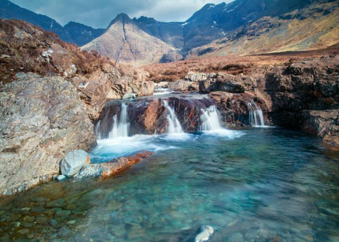 Petite chute d'eau sauvage sur l'île de Skye en Écosse