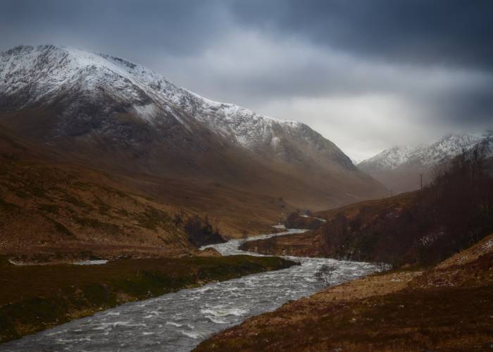Rivière Etive habillée de ses couleurs d'automne, serpentant à travers le pittoresque Glen Etive dans les Highlands écossais