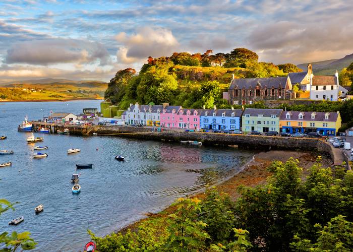 Vue de Portree, plus grande ville de l'île de Skye en Écosse, avec son coucher de soleil d'été