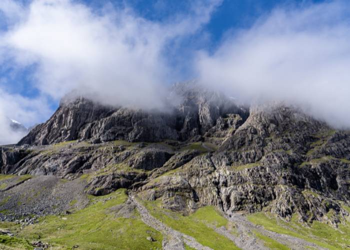 Vue de la face nord du Ben Nevis en Écosse enveloppée dans une couverture nuageuse par une journée ensoleillée de printemps