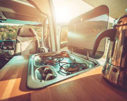 Gazinière dans un van avec vue sur la nature, liberté de cuisiner partout avec AVIS Explore