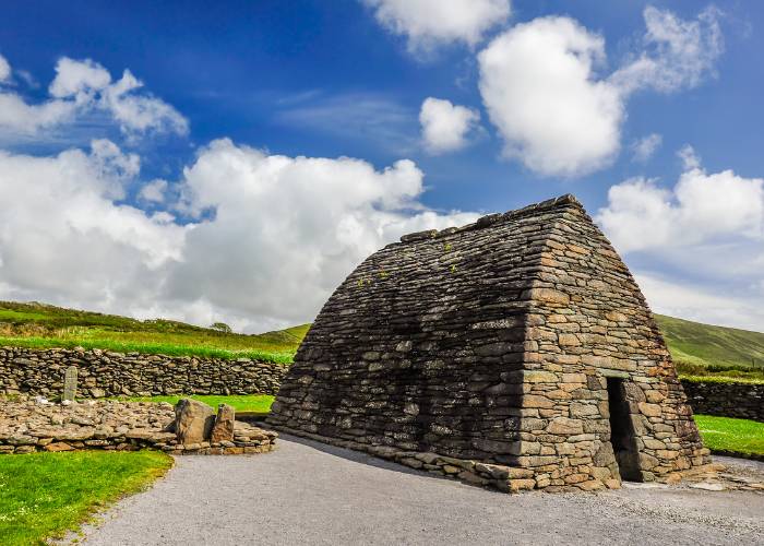 Gallarus Oratory, ancien oratoire en pierre sèche en forme de coque de bateau renversée, situé sur la péninsule de Dingle dans le comté de Kerry, en Irlande. Monument emblématique datant du début du christianisme irlandais