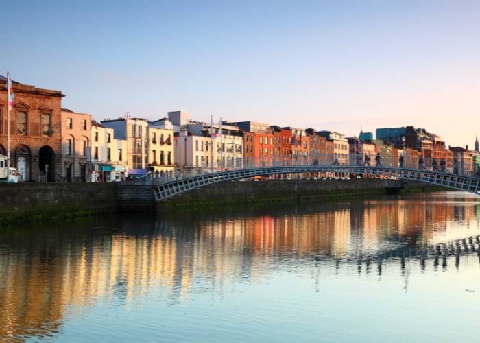 Le Ha'penny Bridge, emblématique pont piétonnier en fer forgé blanc, enjambe la rivière Liffey au cœur de Dublin