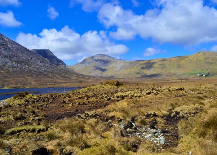 Paysage pittoresque du parc national du Connemara en Irlande, cette région sauvage de la côte ouest irlandaise est connue pour sa beauté naturelle préservée et son atmosphère typiquement gaélique