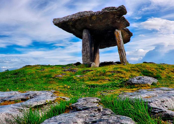 Poulnabrone Dolmen, structure mégalithique préhistorique, se dressant sur le plateau calcaire du Burren dans le comté de Clare, Irlande. Monument funéraire néolithique