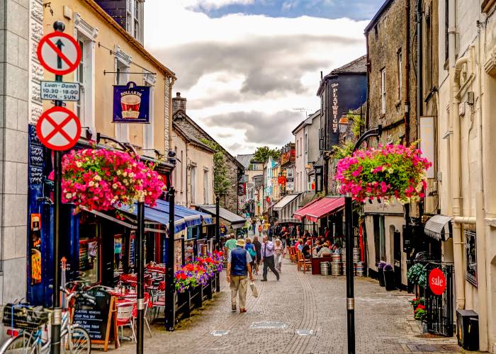 Rue commerçante animée de High Street à Kilkenny, Irlande. Kilkenny, est une ville historique connue pour son architecture médiévale et son château emblématique sur les rives de la rivière Nore