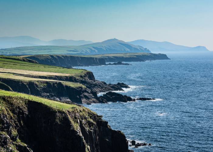 Vue panoramique de la Péninsule de Dingle en Irlande, surplombant l'océan Atlantique et une route sinueuse longeant la côte sauvage du comté de Kerry