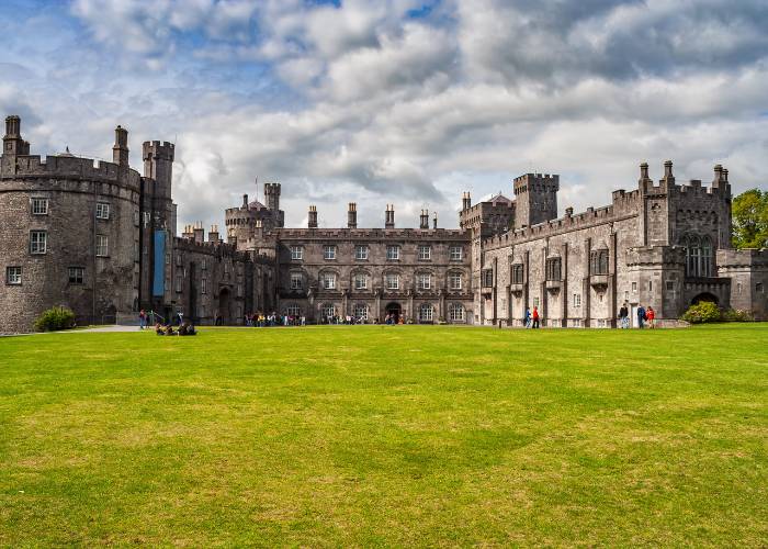 château de Kilkenny, forteresse médiévale du XIIe siècle surplombant la rivière Nore dans le comté de Kilkenny, en Irlande
