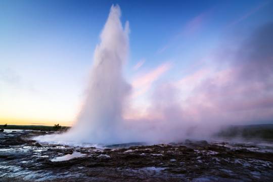 Éruption spectaculaire du geyser Strokkur en Islande, étape immanquable d’un road trip en van sur le Cercle d’Or avec Avis Explore