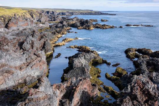 Falaises de lave noire de la péninsule de Snæfellsnes en Islande, spot sauvage idéal pour un road trip en van avec Avis Explore