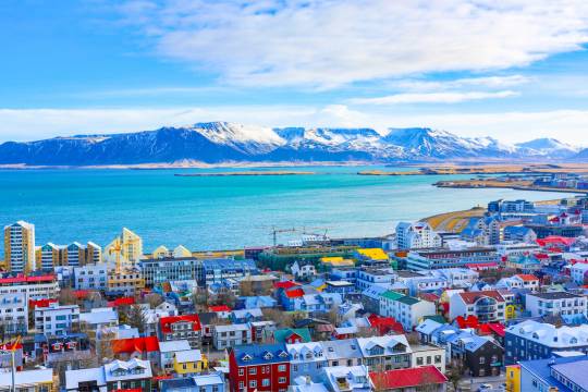 Vue panoramique sur Reykjavik et la baie de Faxaflói, étape incontournable d’un road trip en van en Islande avec Avis Explore