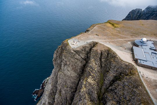 Plateforme du Cap Nord (Nordkapp) surplombant la mer de Barents, point final emblématique d’un road trip en van jusqu’à l’extrême nord de la Laponie