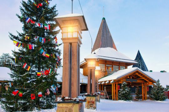 Village du Père Noël à Rovaniemi, point d’intérêt incontournable d’un road trip en van en Laponie, entre chalets enneigés et décorations de Noël