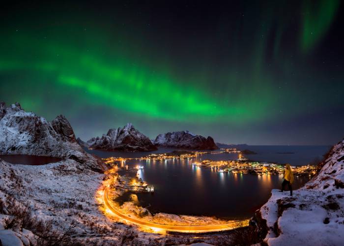 Aurore boréale vue de nuit au-dessus de Reine, Norvège