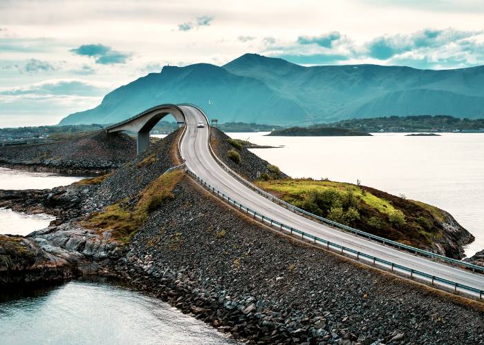 Pont Storseisundbrua sur l'Atlantic Road en Norvège, route sinueuse au-dessus de l'océan Atlantique