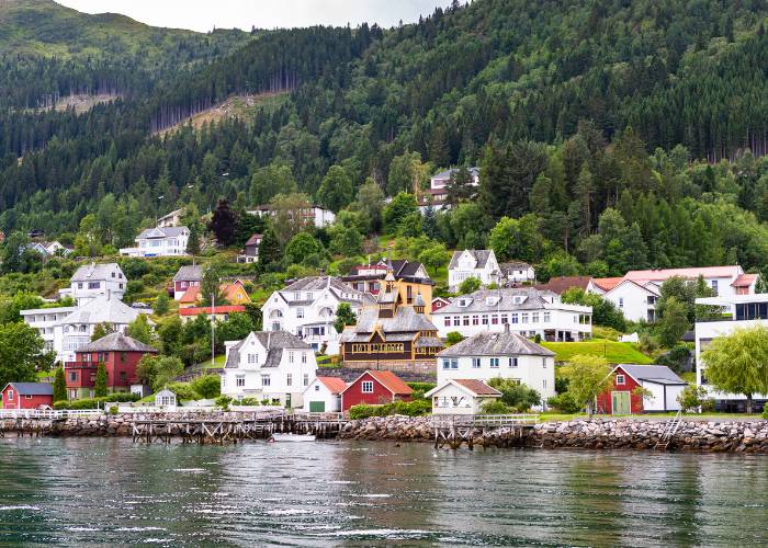 Village pittoresque de Balestrand au bord du Sognefjord, entouré par les montagnes majestueuses de Gaularfjellet en Norvège