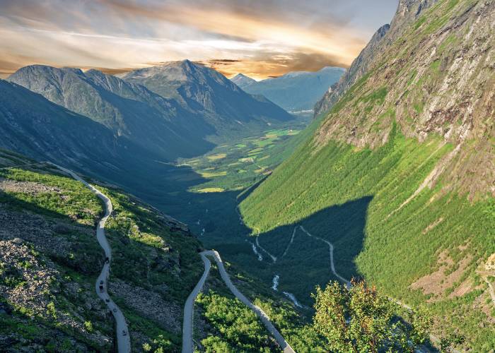 Vue aérienne de la route des Trolls serpentant à travers les montagnes escarpées de Trollstigen dans les Alpes de Romsdal en Norvège