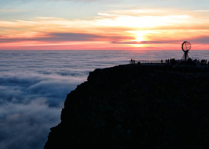 Vue panoramique de la plateforme du Cap Nord en Norvège surplombant l'océan Arctique recouvert d'une vaste couche nuageuse