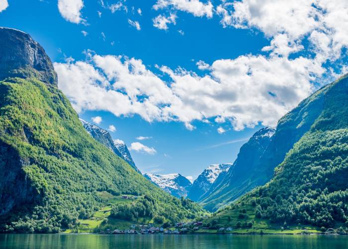 Vue panoramique du Sognefjord, le plus long fjord de Norvège, avec ses eaux émeraude entourées de montagnes escarpées près de Flåm