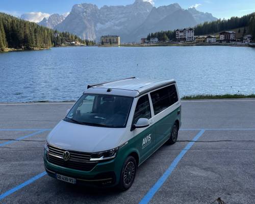 Van AVIS Explore au bord d’un lac alpin, liberté d’explorer les plus beaux paysages