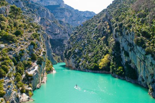 Paysage spectaculaire des gorges du Verdon avec ses falaises escarpées et son eau turquoise, parfait pour une pause nature lors d’un road trip en van en France.