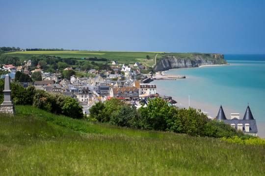 Vue sur le village d'Arromanches-les-Bains et ses falaises surplombant la mer en Normandie, un lieu chargé d’histoire à découvrir en road trip en van en France.