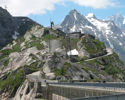 Col du Grimsel en Suisse avec les Alpes enneigées