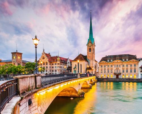 Coucher du soleil sur la vieille ville de Zurich en Suisse