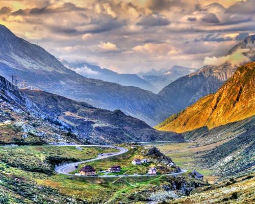 Route serpentant le col du Saint-Gothard dans les Alpes suisses