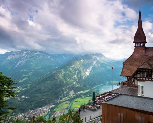 Sommet du Harder Kulm à 1322 mètres d'altitude en Suisse, surplombant Interlaken et ses deux lacs, avec les Alpes bernoises. sur la gauche se trouve le lac de Thoune, et sur la droite le lac de Brienz. Au centre la ville d'Interlaken