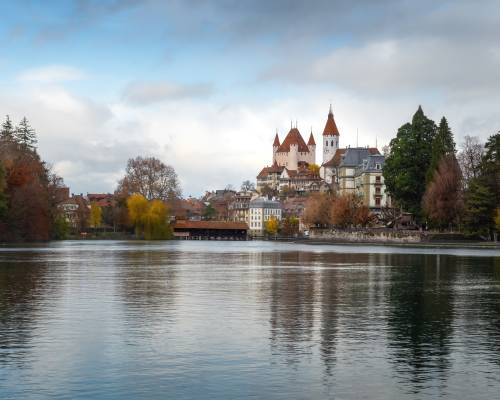 Vue du lac de Thoune avec le château de Thoune, l'église de la ville de Thoune (Stadtkirche) et la rivière Aar - Thoune, Suisse
