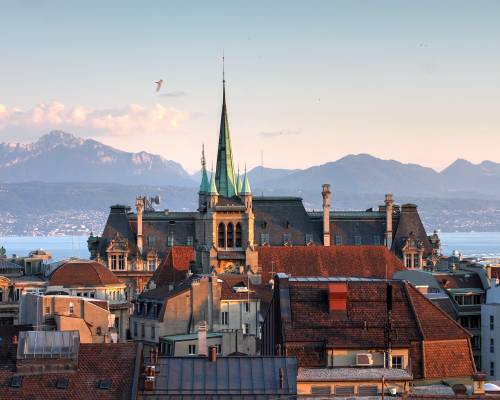Vue panoramique de Lausanne, ville suisse située sur les rives du lac Léman, avec les Alpes en arrière-plan
