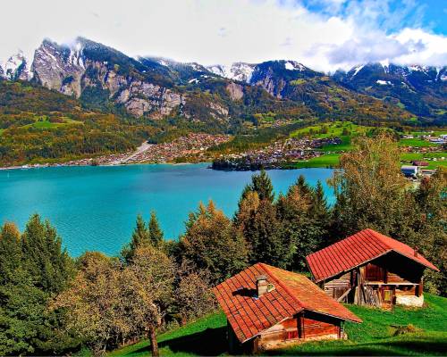 Vue panoramique du lac de Brienz et ses eaux turquoisesdans les Alpes suisses, entouré de montagnes verdoyantes, paysage typique de la région de l'Oberland bernois