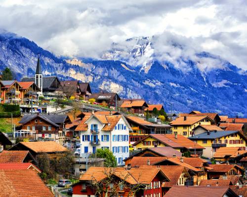 Vue sur la vieille ville de Interlaken en Suisse avec la tête des alpes bernoises enneigée