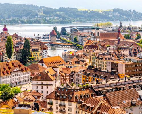 Vue sur la ville de Lucerne en Suisse au bord de la rivière Reuss
