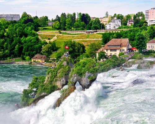 Vue sur les chutes du Rhin à Zurich en Suisse